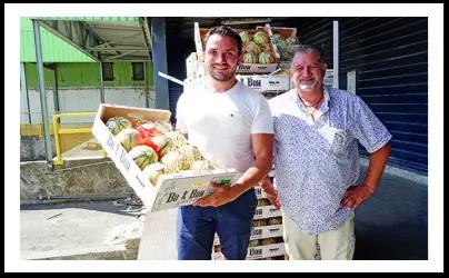 Tony Saglietto, directeur de Peruzzo, et Sylvain Colleville, directeur commercial se tenant à côté de caisses de molons Bo&Bon frais.